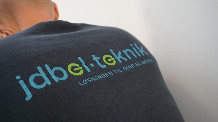 elektriker fra JDB El Teknik laver netværksinstallation