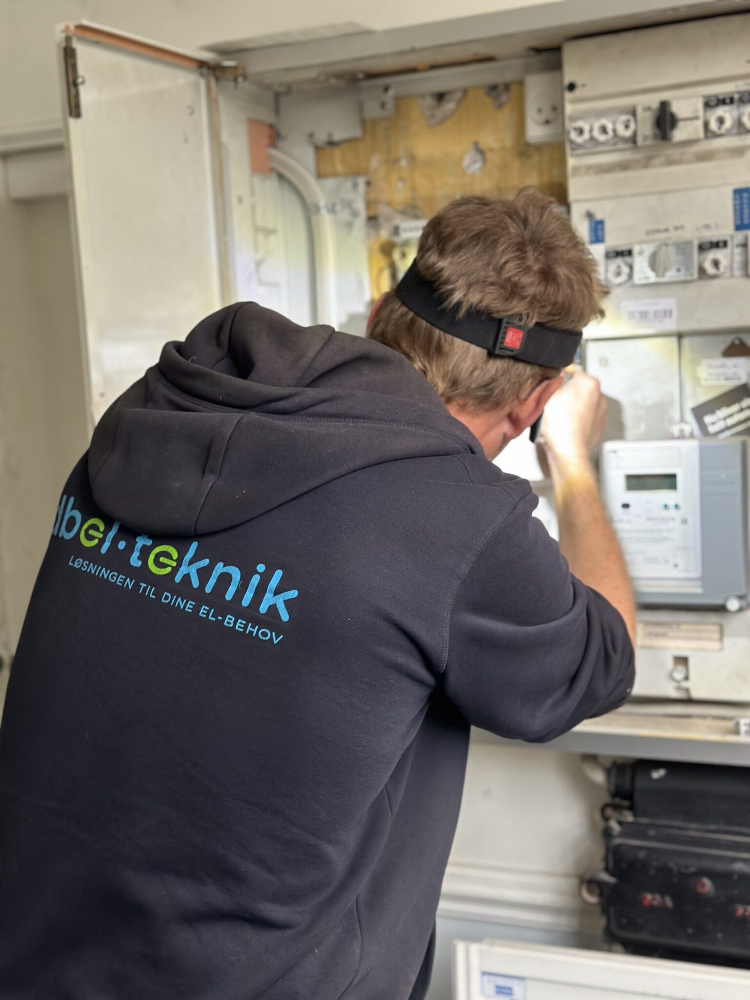 Autoriseret elektriker fra JDB EL-Teknik udfører el-tjek hos kunde i København