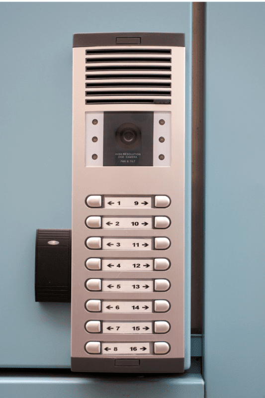 dørtelefon med kamera og knapper