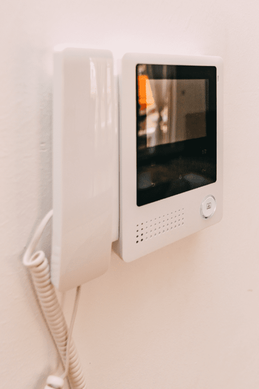 dørtelefon med video på væg