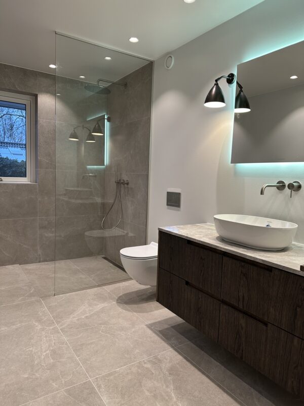 kundecase der viser montering af badeværelseslamper